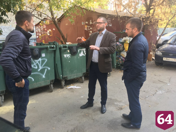 Чиновники заглянули в мусорные баки после жалоб саратовцев 