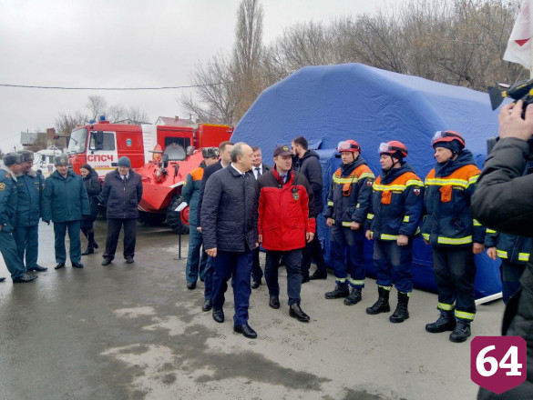 Саратовские спасатели в присутствии губернатора достали из воды рыбаков 
