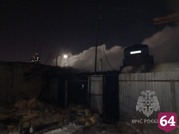 В Саратове горели склады с древесиной