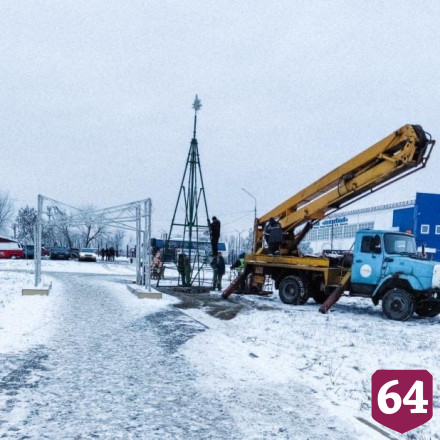 В поселке Саратова второй год подряд падает елка