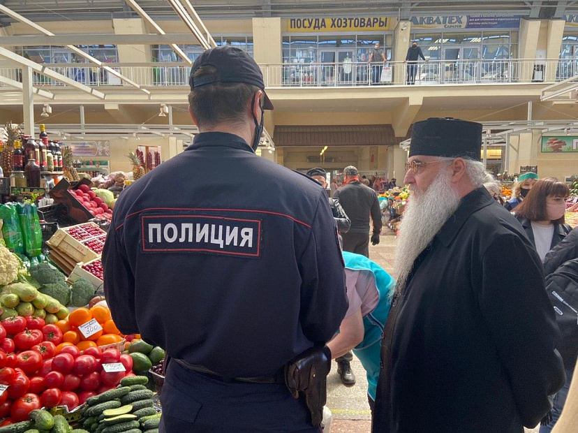 Саратовские полицейские попросили надеть маску митрополита Лонгина