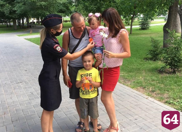 В День семьи полицейские дарили саратовцам ромашки 