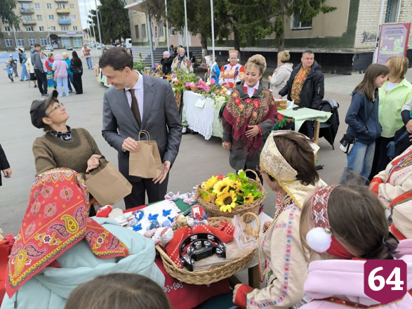 На саратовской ярмарке под песни торговали медом