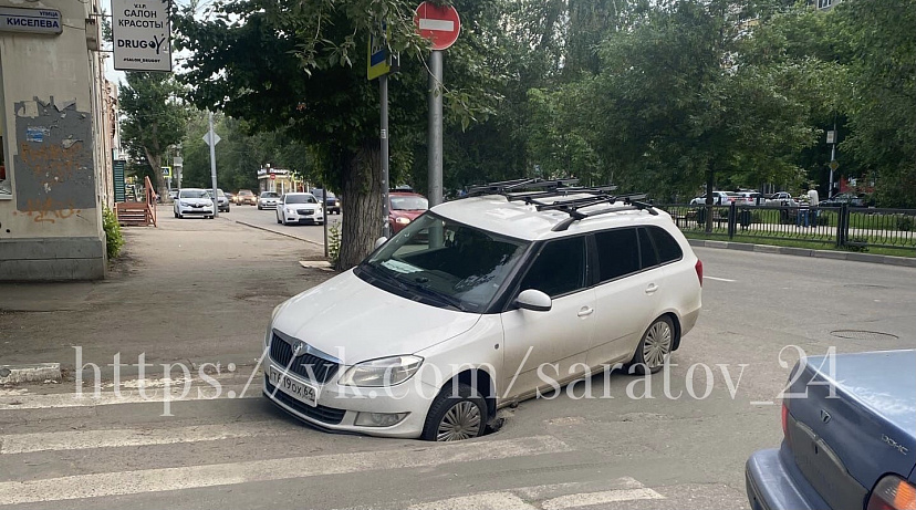 Иномарка угодила в провал на дороге в центре Саратова