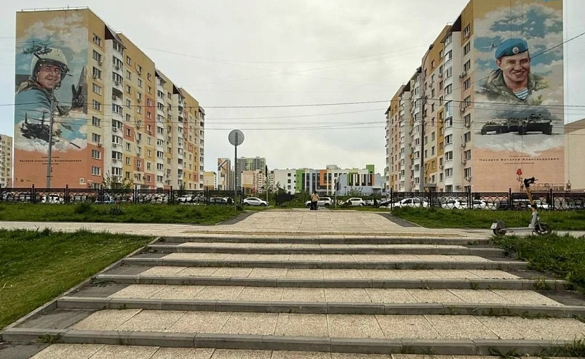 В Саратове на фасаде высотки появился портрет героя СВО