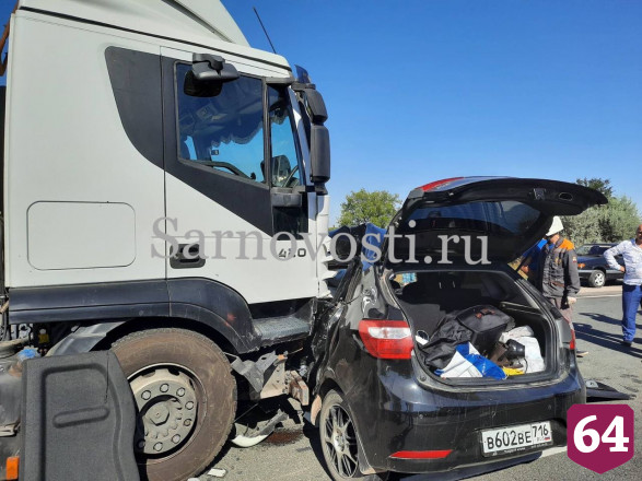 В ДТП с фурой под Саратовом погибли мужчина и женщина