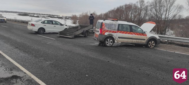 Водитель службы содержания дорог пострадал в аварии на саратовской трассе