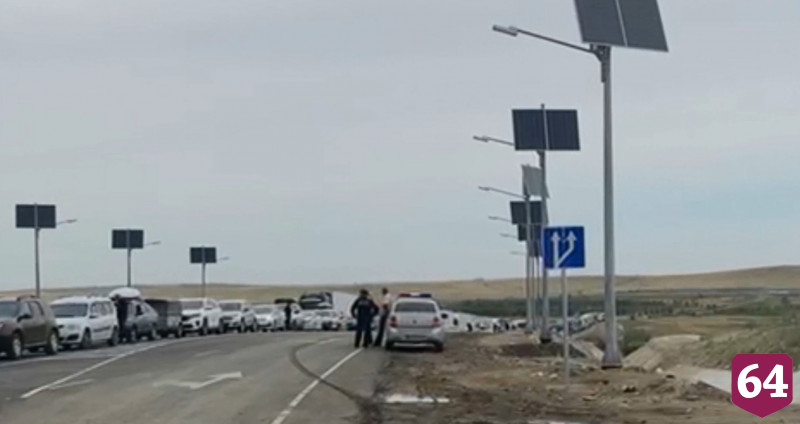 Автомобилисты пожаловались на многокилометровые пробки на границе с Казахстаном
