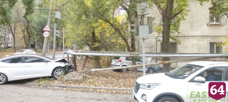 В Саратове автомобили участников ДТП вынесло к жилому дому