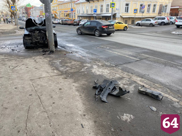 В Саратове «БМВ» протаранил столб