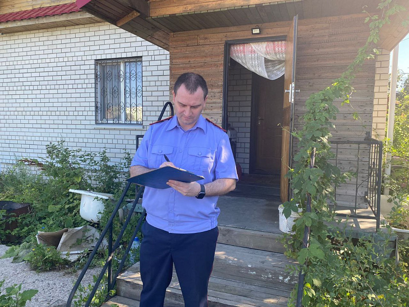 В Саратове родственники обнаружили труп мужчины в частном доме
