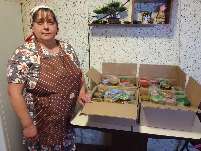 Саратовские женщины передали защитникам домашнюю выпечку и витаминные заготовки