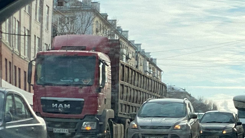 ДТП с грузовиком парализовало движение в центр Саратова 