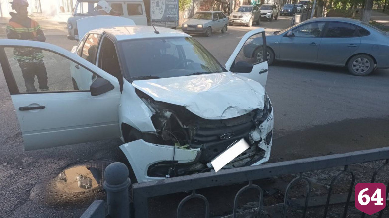 В столкновении легковушек на Ломоносова разбилась автоледи