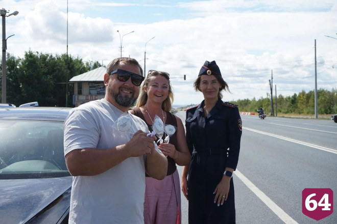 В Саратовской области водителей угощали медовыми пряниками
