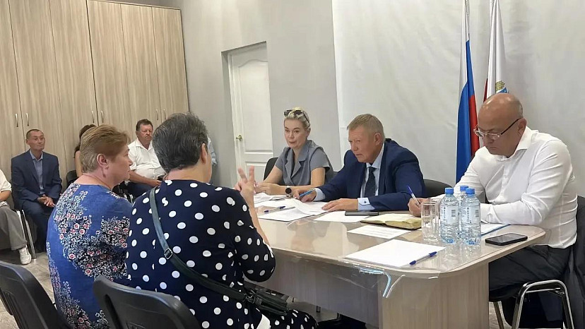 Саратовский депутат Госдумы более 5 часов принимал граждан по проблемам ЖКХ