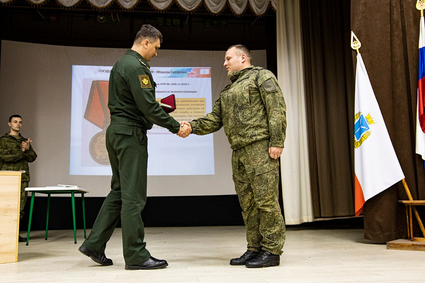 В Саратовской области военнослужащих наградили медалями