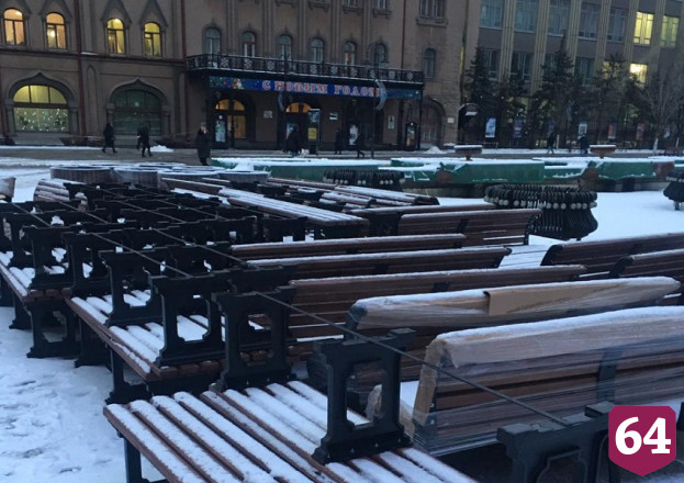На проспекте Кирова устанавливают новые лавочки и кашпо 