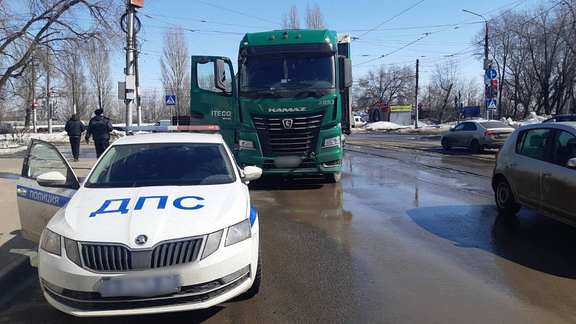 В Саратове фура сбила пенсионера