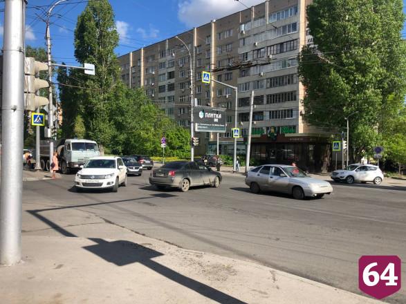 Авария и дорожные работы остановили движение на Чернышевского