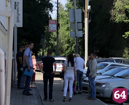 Жители Саратова на самоизоляции выстроились в очередь у МФЦ