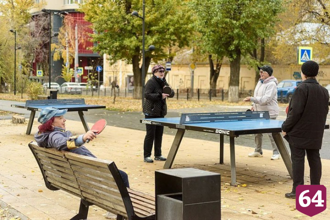 В Саратове пенсионерки занимают очередь к настольному теннису