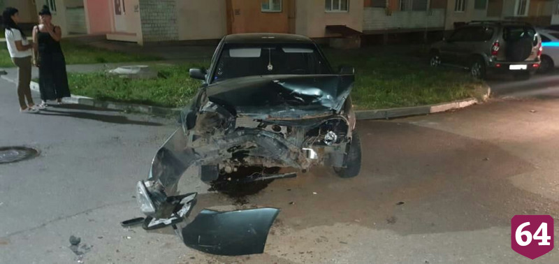 В Саратове иномарку отбросило в грузовик после столкновения с «Приорой»