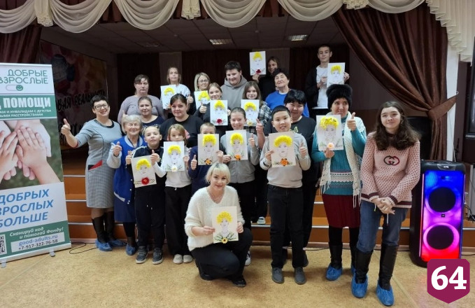Саратовским школьникам дали мастер-класс по созданию портретов мам 