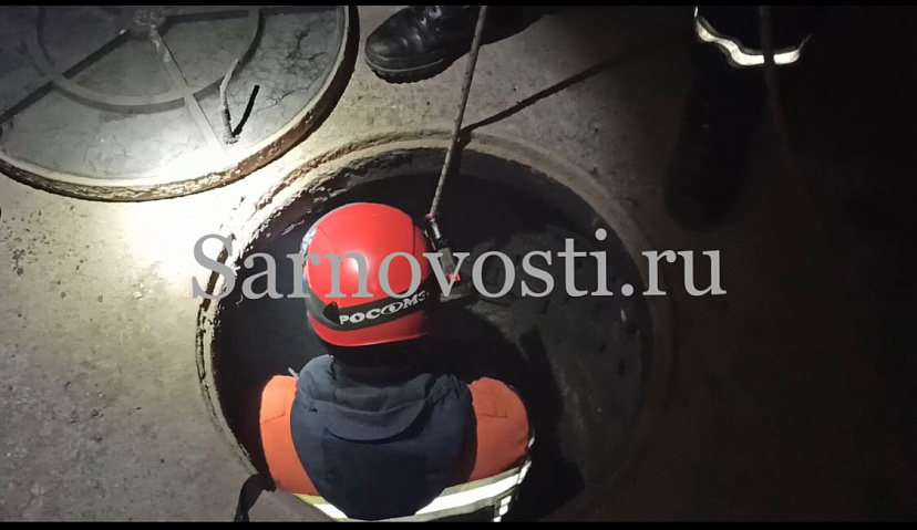 В Саратове из горящего люка вытащили мужчину
