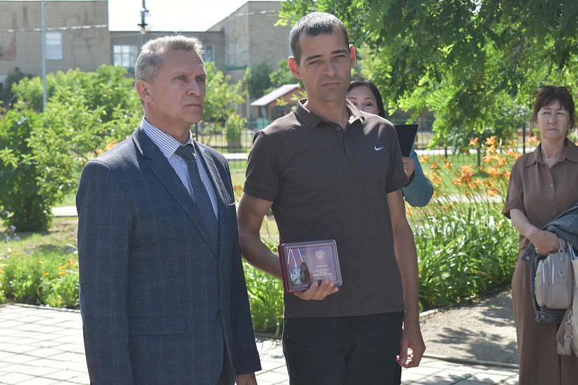 Семьям вручили ордена и медали погибших в спецоперации саратовских бойцов