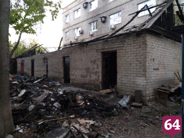 В Саратове жители пожаловались на соседство со сгоревшими сараями