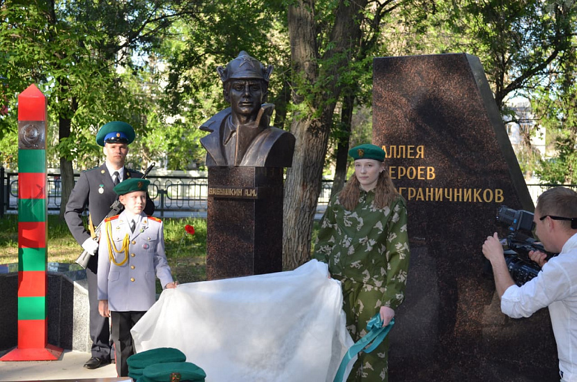 В Саратове торжественно открыли Аллею героев-пограничников