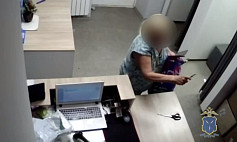 В Саратове пенсионерка угрожала сотруднице ПВЗ канцелярским ножом