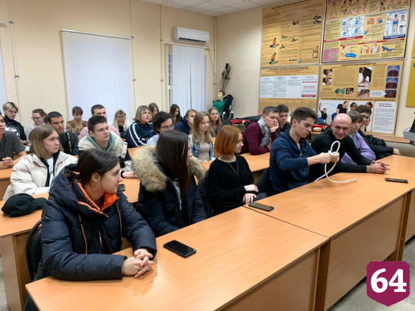Саратовский спецназовец провел занятие по начальной военной подготовке