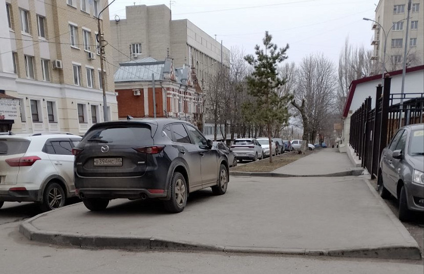 В Саратове автохам бросил «Мазду» на тротуаре возле детского сада