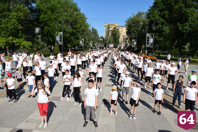В центре Саратова жители собрались на зарядку с силачом