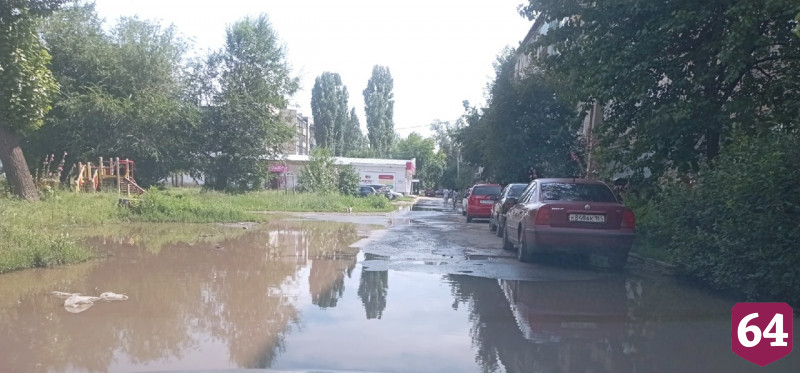 Саратовцы после проливного дождя готовят лодки