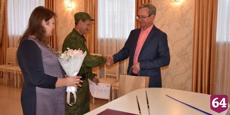 Саратовский доброволец перед отправкой на передовую женился на бывшей супруге