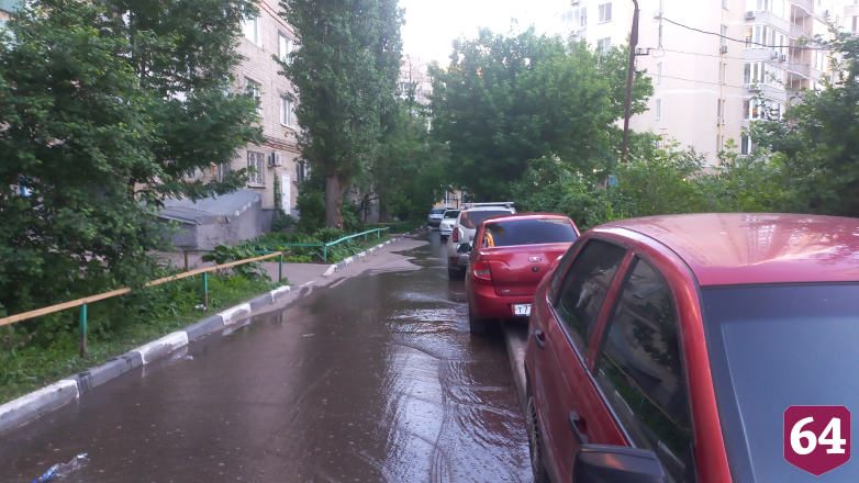 В многоэтажке в центре Саратова затопило подвалы
