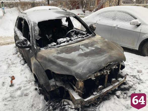В Саратове пожарные тушили иномарку