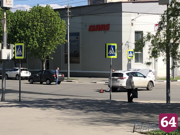 Иномарки не поделили перекресток в центре Саратова