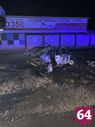 Под Саратовом «Лада» протаранила остановку и загорелась