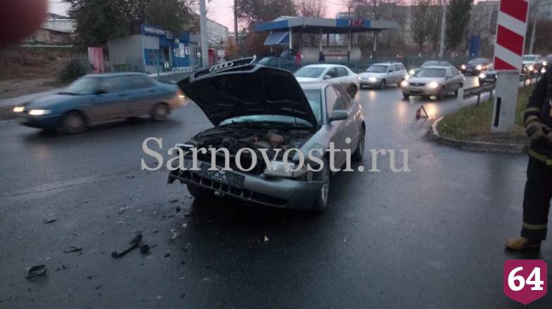 В Саратове водителя иномарки увезли в больницу после ДТП с грузовиком