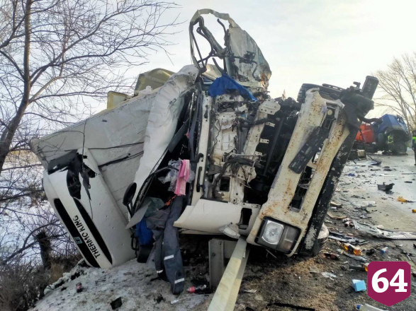 В аварии с грузовиками и легковым автомобилем погибли 2 человека