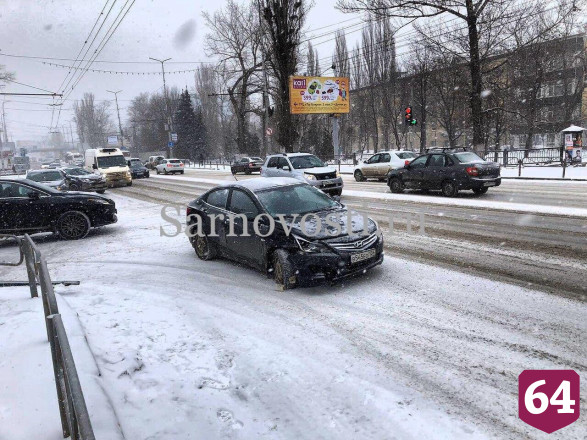 Водитель иномарки отбросил БМВ в ограду возле «Тау Галереи» 