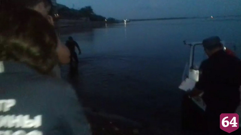Под саратовским мостом из Волги вытащили тело мужчины в водорослях