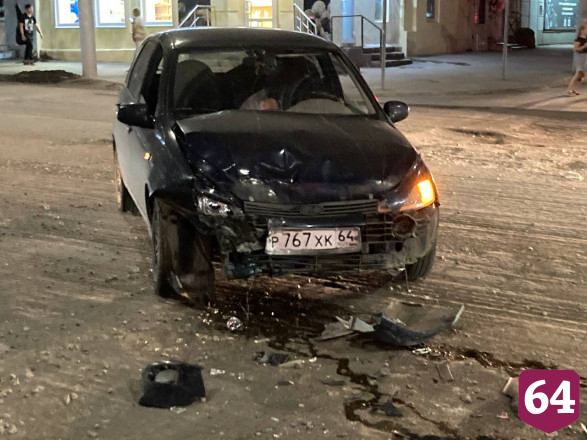 Легковушка протаранила иномарку у цветочного магазина в центре Саратова