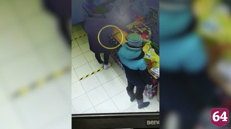 Кража очков у продавца магазина в Солнечном попала на камеры