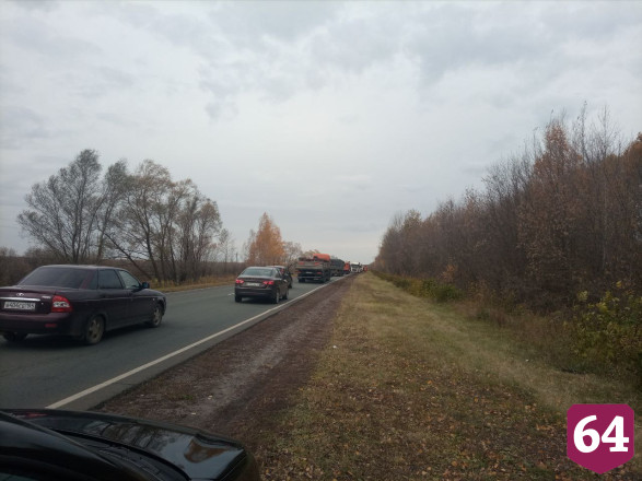 Грузовик перегородил движение на трассе под Саратовом 
