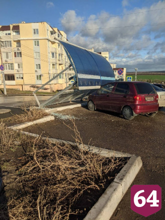 В Саратове сильный ветер повалил остановку на автомобиль